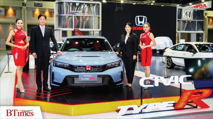 นายโนริยุกิ ทาคาคุระ ประธานกรรมการบริหารและซีอีโอ บริษัท ฮอนด้า ออโตโมบิล (ประเทศไทย) จำกัด ผู้บริหาร Honda กับรถ Civic Type-R