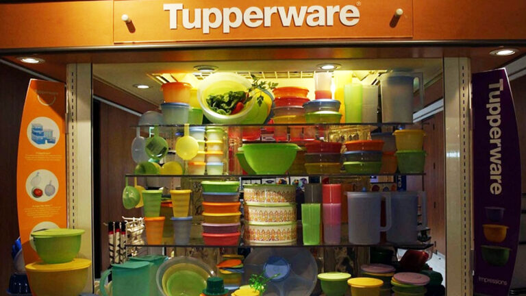 Tupperware ยื่น ล้มละลาย -ขอพิทักษ์ทรัพย์ ตำนานกล่องใส่อาหารกว่า 80 ปี แบกหนี้สินรวมสูงกว่า 340,000 ล้านบาท จ่อปิดโรงงานแห่งสุดท้าย ปลด 150 คน