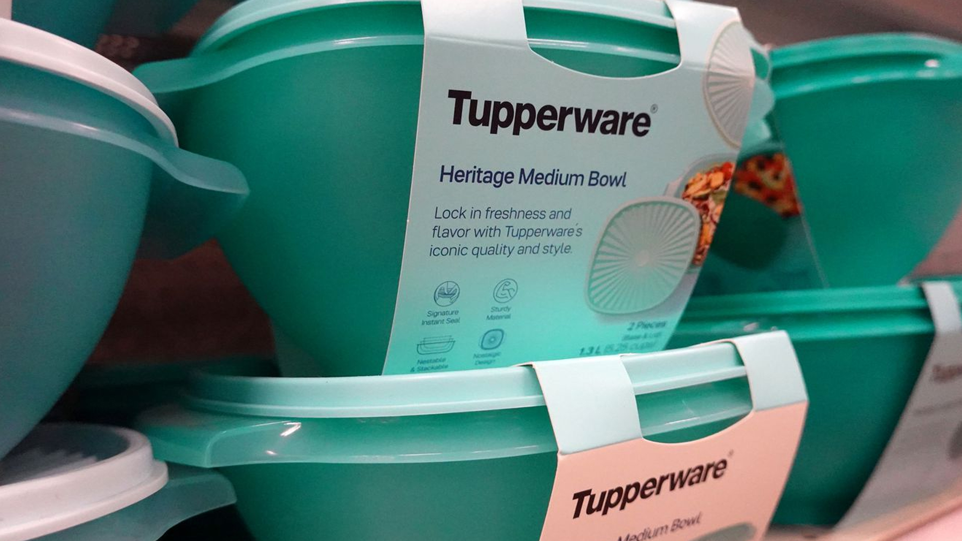 ทับเปอร์แวร์ Tupperware ตำนานกล่องใส่อาหารสุดดังจ่อ ล้มละลาย แบกหนี้กว่า 23,800 ล้านบาท จ่อปิดโรงงานแห่งสุดท้าย ปลด 150 คน ตำนานแบรนด์อายุ 82 ปี