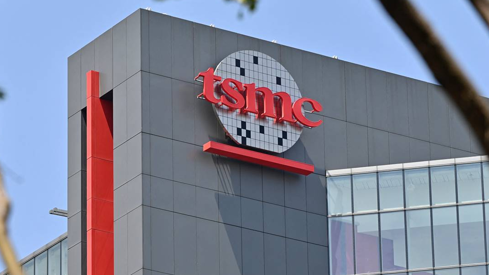 TSMC ผู้ผลิตชิปยักษ์ใหญ่จากไต้หวันยังไม่เปลี่ยนใจ ยืนยันแผนลงทุนในสหรัฐฯ ทุ่มเงินกว่า 6.5 หมื่นล้านดอลลาร์ ตั้งโรงงานใหม่ หลังจบศึกเลือกตั้งในสหรัฐ