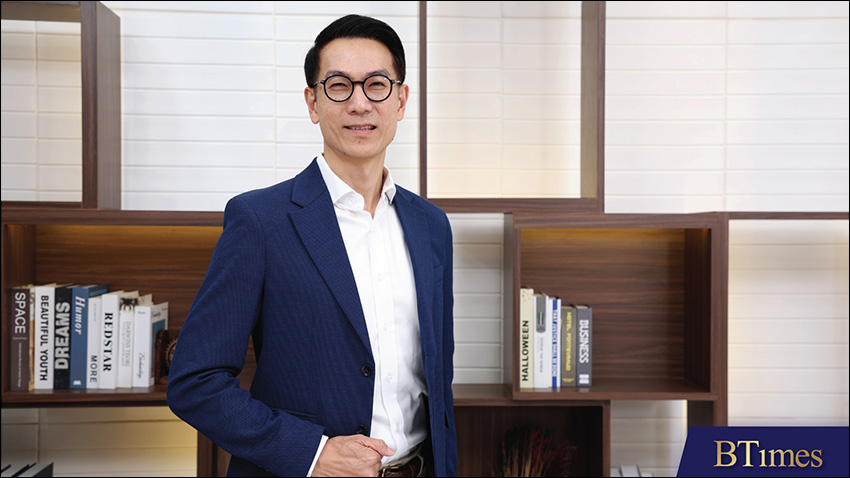 คุณเจ – นวพล วิริยะกุลกิจ Managing Director, Family Business Asia