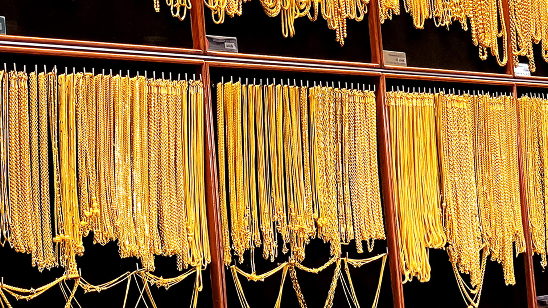 ราคาทองคำไทยวันนี้ทำนิวไฮ ระหว่างวันรูปพรรณแตะ 45,500 บาท ปิดสิ้นวัน +350 บาท ทองคำแท่งขาย 44,950 ทองรูปพรรณขาย 45,450 บาท ทำสถิติสูงสุดครั้งใหม่ในประวัติการณ์ - อัพเดตข่าวหุ้น ธุรกิจ การเงิน การลงทุน การตลาด การค้า สุขภาพ กับ บัญชา ชุมชัยเวทย์ ...