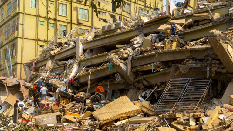 กทม.เผยยอดเสียชีวิตเกิน 10 ราย ยอดสูญหายเกิน 80 ราย นักธรณีวิทยาสหรัฐชี้ แผ่นดินไหว ใหญ่ใน เมียนมา อัดพลังงานออกเท่ากับระเบิดปรมาณูกว่า 330 ลูกระเบิดพร้อมกัน