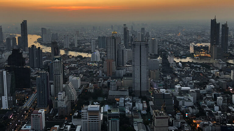 วิจัยกสิกรไทยตรึงคาดการณ์ เศรษฐกิจไทย ปี 68 โต 2.4% แต่สุ่มเสี่ยงโตต่ำกว่านี้ ปัจจัยลบเศรษฐกิจไทย ความเสี่ยงสงครามการค้า