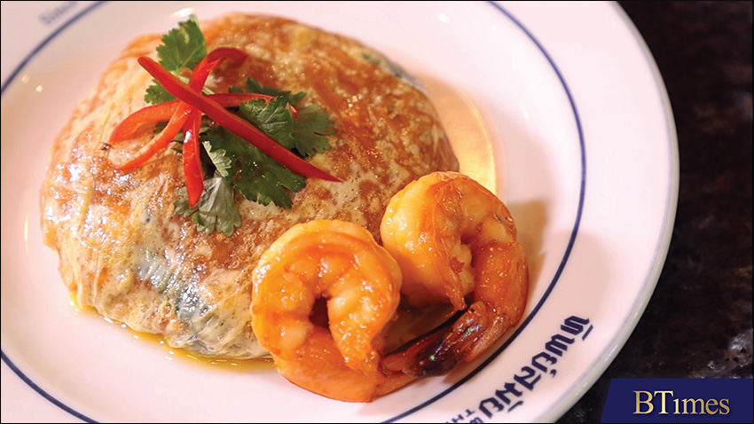 ทิพย์สมัย ผัดไทยประตูผี สูตร ‘ผัดไทยเส้นจันท์ มันกุ้ง กุ้งสด ห่อไข่’