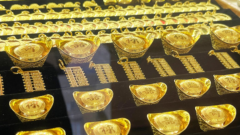 จบครึ่งวันนี้ 22 เมษายน ทองคำ ในไทยปรับสุทธิ 15 รอบ พุ่ง 1,500 บาท ทองแท่ง 54,700 รูปพรรณ 55,500 เป็นวันแรกทองแท่งแตะหลัก 54,000 ต้นปีถึงครึ่งวันนี้ ทองพุ่ง +12,300 หรือ +29% ทองคำสิงคโปร์พุ่งกว่า 800 ดอลลาร์ หรือพุ่งเฉียด 40%