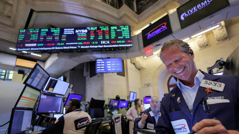 ตลาดหุ้น สหรัฐ พุ่งคึกคัก ดัชนีหุ้นดาวโจนส์กระฉูดกว่า 1,000 จุด หยุดดิ่ง 4 วันติดกัน -2,300 จุด ค่าเงินดอลลาร์สหรัเหวฐพลิกแข็งค่า ปธน.ทรัมป์ยันไม่ตั้งใจจะปลดประธานแบง์ขาติสหรัฐ