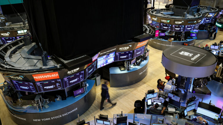 ถล่มตลาด หุ้น สหรัฐ ดิ่งเหว ดัชนีหุ้นดาวโจนส์ปอดดำดิ่งกว่า -900 จุด ฉุด 4 วันติดกันดำดิ่งกว่า -2,300 จุด ค่าเงินดอลลาร์สหรัฐดิ่งเหวใน 3 ปี ความเสี่ยงคู่ความไม่แน่นอนสูงกับเศรษฐกิจสหรัฐ สงครามภาษีรุนแรง