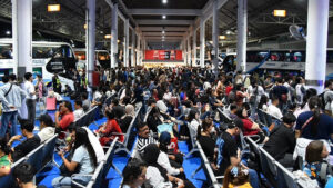 สรุปภาพรวม 6 วัน เดินทาง สงกรานต์ 68 ประชาชนกว่า 14.6 ล้านคน ใช้ขนส่งสาธารณะ ปริมาณรถยนต์ 5.8 ล้านคัน แต่อุบัติเหตุลดลง 7% เสียชีวิต 139 คน ลดจากปีที่แล้ว
