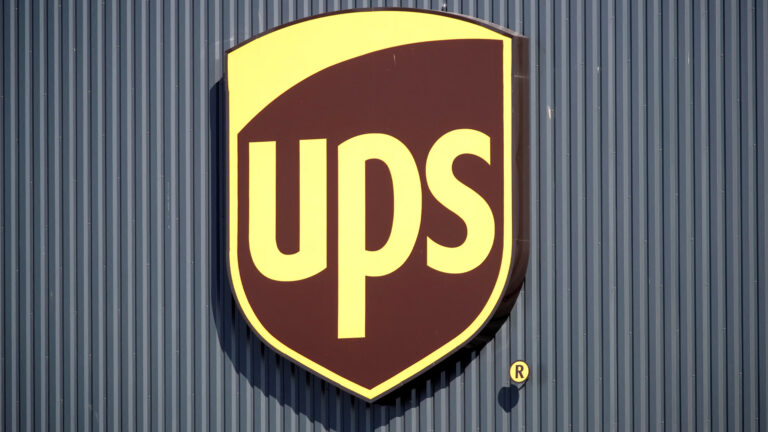 ยูพีเอส (UPS) ปลดพนักงาน ครั้งใหญ่ 20,000 คน ปิดคลังสินค้ารวม 73 แห่ง รวมปลดพนักงาน 2 ปีติดกันมากถึง 32,000 คน เศรษฐกิจสหรัฐไม่แน่นอนสูง คาดการณ์ยากลำบาก