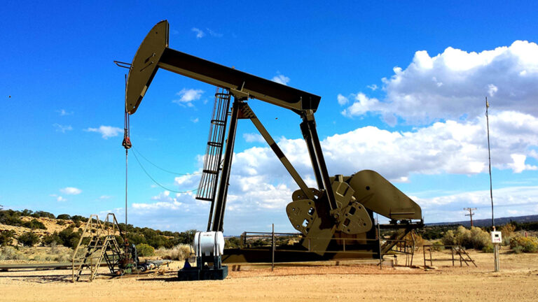 ราคา น้ำมันดิบ ตลาดโลกพลิกพุ่งขึ้นกว่า 2% ปิดเหนือกว่า 67 ดอลลาร์ สหรัฐสั่งคว่ำบาตรกับอิหร่าน ราคาน้ำมันในไทยต่ำสุดใน 3 ปีกว่าทรงตัวมาวันที่ 12 ติดกัน