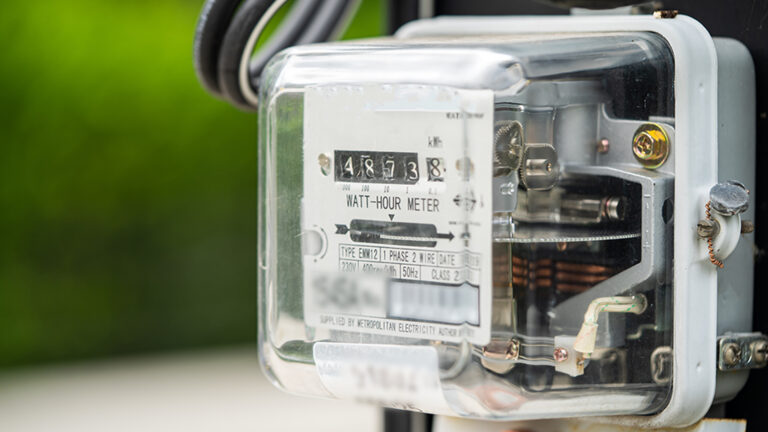 สนพ. แจงรับซื้อ ไฟฟ้า พลังงานหมุนเวียน 5,200 เมกะวัตต์ ไม่ทำให้ค่าไฟแพง หรือสร้างภาระงบแสนล้าน แต่กลับช่วยลดค่าไฟลง หนุนพลังงานสะอาด