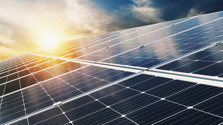 สหรัฐบี้จีนหนัก ประกาศ เก็บ ภาษี โซลาร์เซลล์ กับ 4 ประเทศอาเซียน พบเป็นฐานผลิตให้บริษัทสัญชาติจีน กัมพูชา 3,521% เวียดนาม 395.9% ไทย 375.2% มาเลเซีย 34.4% พบทุนจีนตั้งโรงงานใน 4 ชาติ ผลิต-ขายโซลาร์เซลล์ต่ำกว่าทุนเข้าสหรัฐ