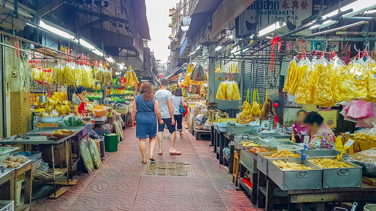 สมาคมผู้ ค้าปลีก ไทยหั่นเป้า เศรษฐกิจ ไทยจากสูงสุด 3% ดิ่งเหลือโตต่ำสุดแค่ 1% กำลังซื้อคนชั้นกลางหดวูบฉุดวงการค้าปลีกดิ่งเหวกว่า 42% สินค้าจีนทะลักทั้งตรงและอ้อม เสียดุลการค้าจีนทะลักกว่า 2 ล้านล้านบาท จี้รัฐปั้นไทยเป็นสวรรค์ช้อปปิ้ง