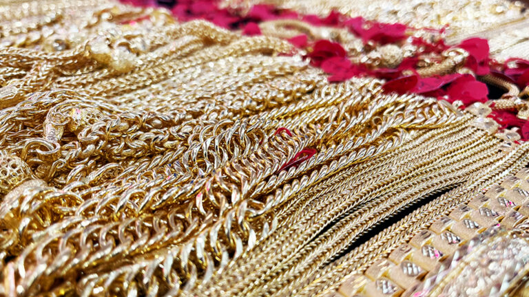 23 เมษายน เปิดตลาด ทองคำ ไทย ดำดิ่งแรง -850 ทองแท่ง 53,600 รูปพรรณ 54,400 ต้นปีถึงราคาเปิดตลาดวันนี้ทองพุ่ง 11,200 บาท หรือ +26.41%