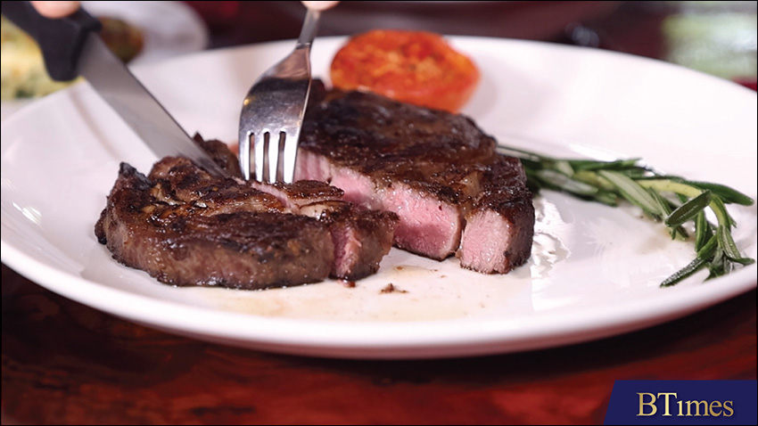 สเต๊กจากร้าน ‘Neil’s Tavern Restaurant & Bake Shoppe’