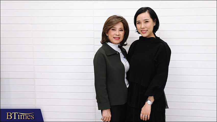 คุณรัศมีวรรณ ชลาวานิช กรรมการผู้จัดการ และทายาทรุ่นที่ 2 บริษัท ศรีภัณฑ์ยาค้อบ จำกัด
คุณโนร่า ชลาวานิช ทายาทรุ่นที่ 3 บริษัท ศรีภัณฑ์ยาค้อบ จำกัด