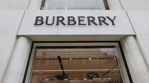 เศรษฐกิจตกต่ำหนักกระทบเศรษฐี-ไฮโซ เบอร์เบอรี่ (Burberry) ปลดพนักงาน ครั้งใหญ่ถึง 20% เตะฝุ่น 1,700 คนทั่วโลก ยอดขายทรุดทุกตลาดทั่วโลก