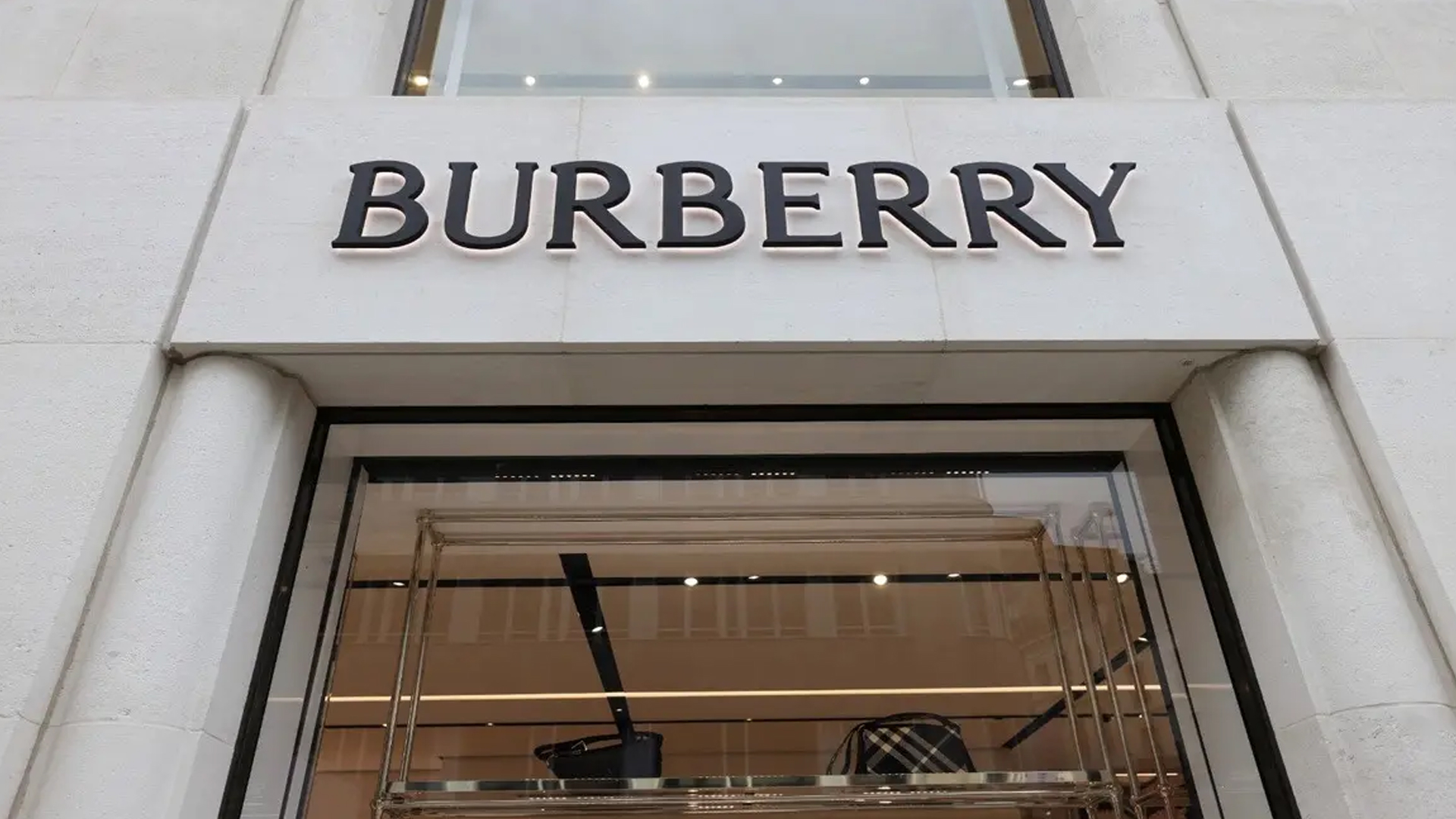 เศรษฐกิจตกต่ำหนักกระทบเศรษฐี-ไฮโซ เบอร์เบอรี่ (Burberry) ปลดพนักงาน ครั้งใหญ่ถึง 20% เตะฝุ่น 1,700 คนทั่วโลก ยอดขายทรุดทุกตลาดทั่วโลก