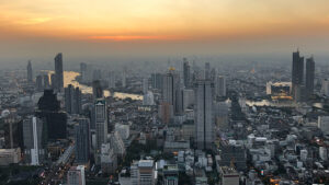 กูรูนักเศรษฐศาสตร์ไทยชื่อดังเตือนแรง ไทยอาจกลายเป็นรัฐล้มเหลว ชี้เศรษฐกิจไทยโตไม่ยั่งยืน ถ้าการเมืองและ เศรษฐกิจ ไม่ได้ทำเพื่อคนทั้งประเทศ ยก 3 ค่าดัชนีระดับโลก นิติรัฐตกต่ำ-คอรัปชั่นเรื้อรัง-ประชาธิปไตยพกพร่อง สะท้อนไทยหล่นมาลำดับท้ายๆ ของโลก