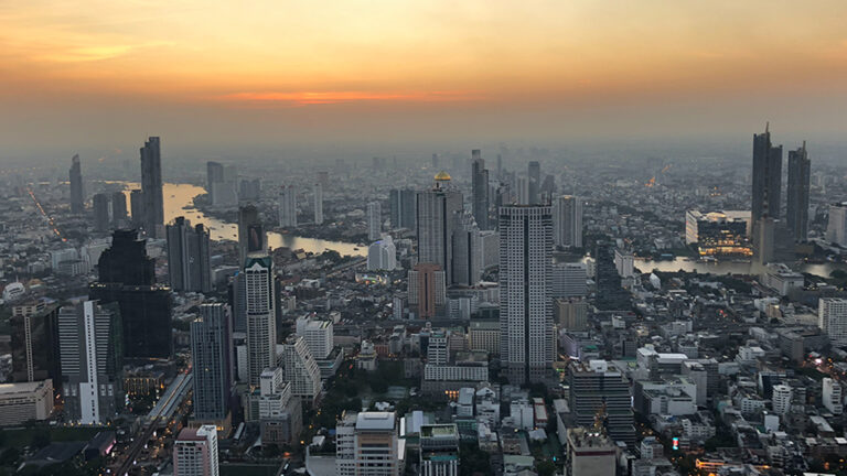 กูรูนักเศรษฐศาสตร์ไทยชื่อดังเตือนแรง ไทยอาจกลายเป็นรัฐล้มเหลว ชี้เศรษฐกิจไทยโตไม่ยั่งยืน ถ้าการเมืองและ เศรษฐกิจ ไม่ได้ทำเพื่อคนทั้งประเทศ ยก 3 ค่าดัชนีระดับโลก นิติรัฐตกต่ำ-คอรัปชั่นเรื้อรัง-ประชาธิปไตยพกพร่อง สะท้อนไทยหล่นมาลำดับท้ายๆ ของโลก
