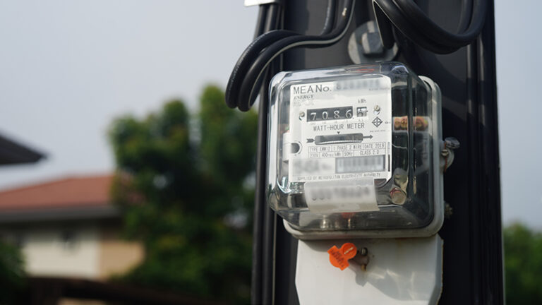 คนชาว ลาว ช็อคบิล ค่าไฟฟ้า พุ่งกระฉูดเกือบ 50% ในเดือนเดียว จ่ายแพงกว่า 4 พันบาทจากกว่าพันบาท รัฐบาลแจงทยอยขึ้นค่าไฟฟ้ายาว 5 ปี คนลาวแห่ซื้อแอร์ ตั้งธุรกิจคึกคักสูงสุดใน 10 ปี เงินกีบดิ่งพ่วงใช้หนี้คืนเป็นเงินต่างประเทศ