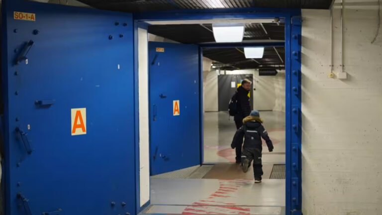 รัฐบาลญี่ปุ่นจ่อสร้างขยายความจุ หลุมหลบภัย ระเบิดรองรับประชาชนเพิ่มขึ้นถึงกว่า 10 ล้านคน สถานที่หลบภัยระเบิดทั้งบนดิน-ใต้ดินจุคนได้ 140% ของประชากรทั่วประเทศญี่ปุ่นในปัจจุบันและที่จะที่จะมีเพิ่มขึ้นในอนาคต