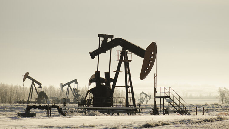 ราคา น้ำมันดิบ โลกปิดลงวันที่ 3 ต่อเนื่อง ลงเหลือกว่า 61 ดอลลาร์ กลุ่มโอเปกพลัสจ่อเพิ่มกำลังผลิตอีกในกรกฎาคม ราคาขายน้ำมันในไทยทรงตัววันที่ 2 ติดกัน