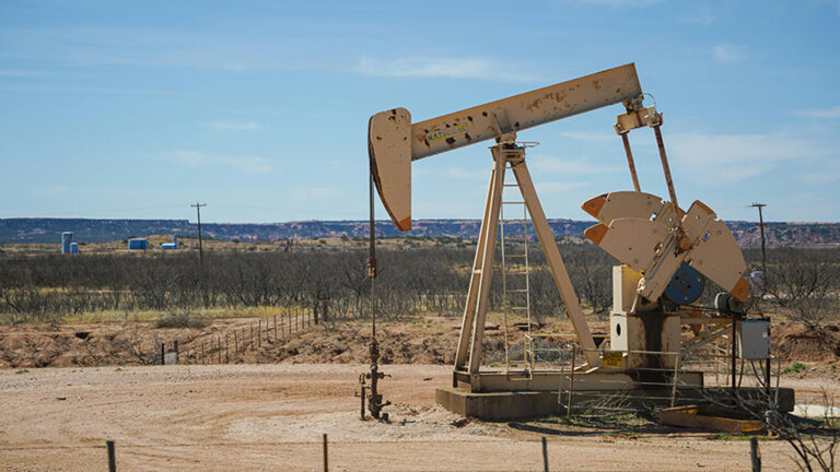 ราคา น้ำมันดิบ โลก ลดลงเบาบาง เหลือกว่า 65 ดอลลาร์ ไม่คืบหน้าสหรัฐเจรจานิวเคลียร์กับอิหร่าน ราคาน้ำมันในไทยต่ำสุดใน 3 ปีกว่าทรงตัวมาวันที่ 40 ติดกัน