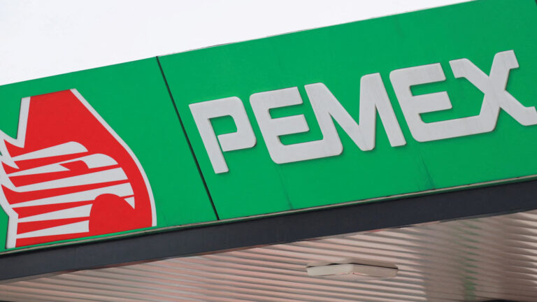 เพเม็กซ์ ยักษ์รัฐวิสาหกิจเกือบ 90 ปี พลังงาน ปลดพนักงาน ครั้งใหญ่กว่า 3,000 คน วิกฤตหนี้พุ่งสูงกว่า 3 ล้านล้าน เจรจารัฐบาลหาเงินไถ่ถอนหุ้นกู้กว่า 6 แสนล้านในปี 69