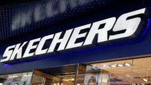 รองเท้าแบรนด์ สเก็ตเชอร์ส (Skechers) ยักษ์ผลิตรองเท้าอันดับ 3 ของโลกถอดใจออกจากตลาดหุ้น ไม่ไหวจะสู้ ภาษี 145% นำเข้าจากจีน ชี้ 40% ผลิตในจีน กลุ่มทุนยักษ์ทุ่มซื้อกว่า 3 แสนล้านบาทออกจากตลาดหุ้น