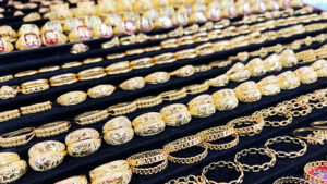ทองคำไทย เปิดดิ่งเหว -650 ราคาเปิดต่ำสุดในรอบ 8 วัน ทองแท่ง 51,300 รูปพรรณ 52,100 ยังห่างอีกกว่า 3,000 บาทจะเท่าราคานิวไฮ ต้นปีนี้ถึงราคาเปิดพุ่ง 8,900 บาท (+20.99%)