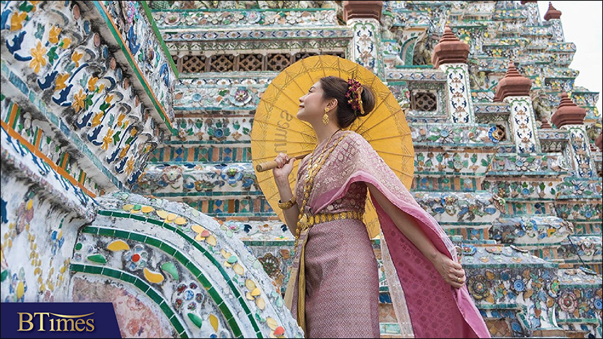นักท่องเที่ยว ใส่ชุดไทย ถ่ายภาพในวัดอรุณ