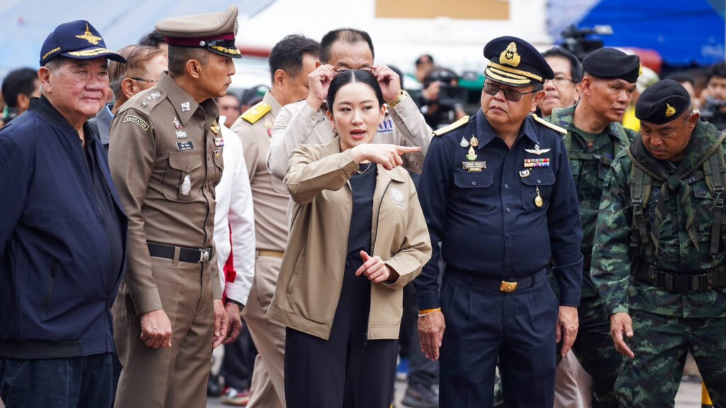 นายก ฯ ลงพื้นที่ อ.กาบเชิง จ.สุรินทร์ ติดตามสถานการณ์ชายแดนกัมพูชา สั่งผู้นำท้องถิ่นแจ้งข่าวสาร ป้องกันเฟคนิวส์ ‘แม่ทัพภาค2’ ชี้ข้อขัดแย้งต้องแก้ไปทีละเรื่อง
