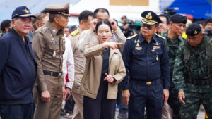นายก ฯ ลงพื้นที่ อ.กาบเชิง จ.สุรินทร์ ติดตามสถานการณ์ชายแดนกัมพูชา สั่งผู้นำท้องถิ่นแจ้งข่าวสาร ป้องกันเฟคนิวส์ ‘แม่ทัพภาค2’ ชี้ข้อขัดแย้งต้องแก้ไปทีละเรื่อง