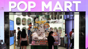 ป๊อปมาร์ท (Pop Mart)ไม่หยุดโตบนเศรษฐกิจซบเซา รุกธุรกิจร้านเครื่องประดับโมเดลคาแรกเตอร์สุดดัง เปิดร้านแรกในเซี่ยงไฮ้รับศุกร์ 13
