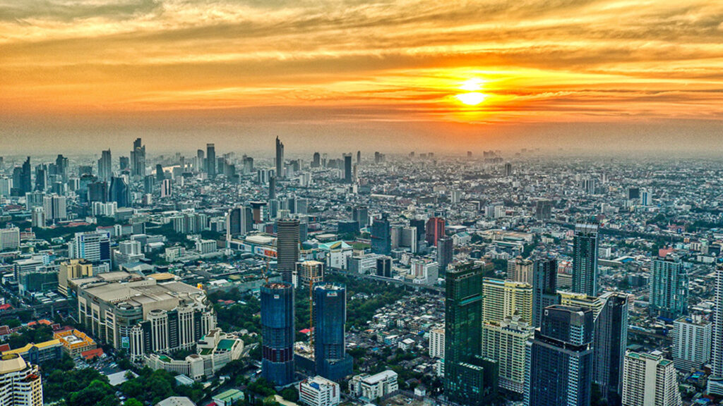 ม.หอการค้าไทย หั่น จีดีพี ปี 68 เหลือ 1.7% ประเมินบนพื้นฐานความไม่แน่นอน หนี้ครัวเรือนสูงยังฉุดรั้ง กดดันกำลังซื้อครึ่งหลังของปี ท่องเที่ยวฟื้นช้า เจรจาภาษีสหรัฐ การเมืองกดดัน