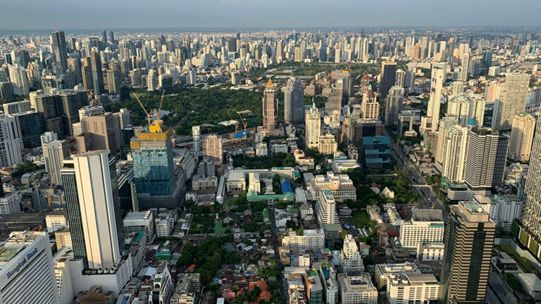 วิจัยกสิกรไทยจ่อลดเป้า เศรษฐกิจไทย ปี 68 อีกรอบ เลวร้ายสุดอาจโตแค่ 1% จากเป้าล่าสุดคาดโต 1.4% เตือน 2 ไตรมาสสุดท้ายเผชิญเศรษฐกิจติดลบ ท่องเที่ยวหดตัวลึกเกิน กระแทกถึงเศรษฐกิจรากหญ้าชัด