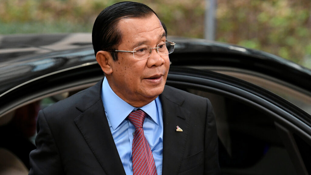 ฮุน เซน เย้ยรัฐบาลมีอำนาจเต็มที่สั่งการทั้งรัฐสภา สว.ยันกองทัพ ซึ่งไม่เหมือนไทยที่นายกฯ ไทยไม่สามารถสั่งเปิดพรมแดนได้ กัมพูชาจะไม่ลดศักดิ์ศรีไปแทรกแซงกิจการภายในประเทศอื่น ไทย ผูกปมปัญหาเอง ต้องแก้เอง