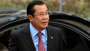 ฮุน เซน เย้ยรัฐบาลมีอำนาจเต็มที่สั่งการทั้งรัฐสภา สว.ยันกองทัพ ซึ่งไม่เหมือนไทยที่นายกฯ ไทยไม่สามารถสั่งเปิดพรมแดนได้ กัมพูชาจะไม่ลดศักดิ์ศรีไปแทรกแซงกิจการภายในประเทศอื่น ไทย ผูกปมปัญหาเอง ต้องแก้เอง