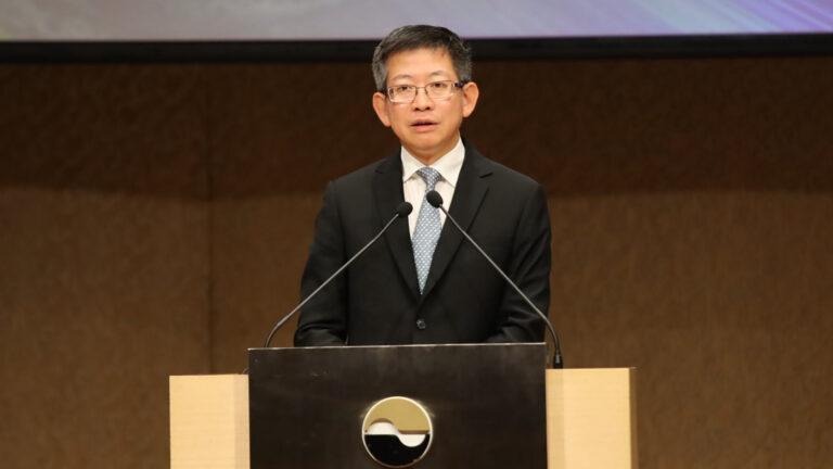 หุ้นไทย ปีนี้รับแรงกระแทกทั้งในและนอก SET ร่วงลงต่ำมา 2 ปีติด ลงแตะสุด 1,100 จุด สัญญาณเตือนภัย ครึ่งปีแรกปีนี้ ต่างชาติขาย 8 หมื่นล้าน จับตาออกจากตลาดทุนไทย