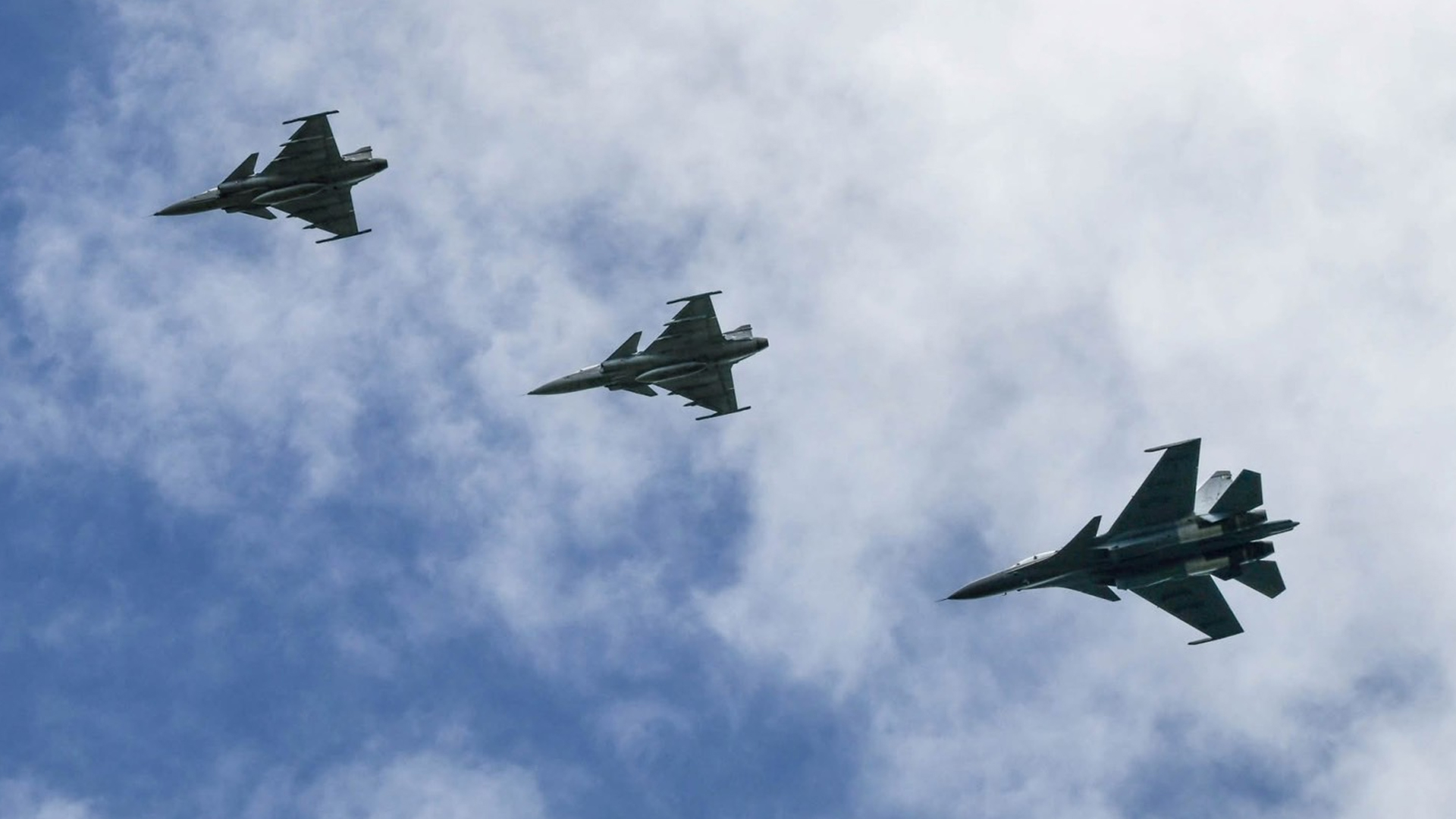 กองทัพอากาศส่งเครื่องบินรบ F-16 คู่กริพเพน ทำลาย 2 จุดยิงขีปนาวุธวิถีโค้งระยะไกลของ กัมพูชา สำเร็จ