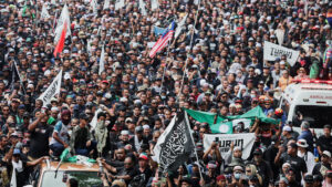 มวลมหาประชาชนกว่า 20,000 คน ชุมนุม ใหญ่ในรอบ 7 ปี กดดันนายกรัฐมนตรีอันวาร์ อิบราฮิม ให้ลาออก อดีตนายกฯมหาเธร์ลากสังขาร 100 ปีร่วมประท้วง ผิดหวังแก้ปัญหาเศรษฐกิจไม่ได้ตามสัญญา