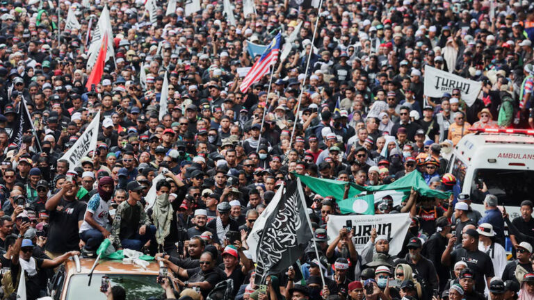 มวลมหาประชาชนกว่า 20,000 คน ชุมนุม ใหญ่ในรอบ 7 ปี กดดันนายกรัฐมนตรีอันวาร์ อิบราฮิม ให้ลาออก อดีตนายกฯมหาเธร์ลากสังขาร 100 ปีร่วมประท้วง ผิดหวังแก้ปัญหาเศรษฐกิจไม่ได้ตามสัญญา