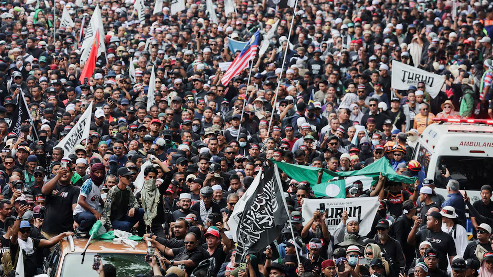 มวลมหาประชาชนกว่า 20,000 คน ชุมนุม ใหญ่ในรอบ 7 ปี กดดันนายกรัฐมนตรีอันวาร์ อิบราฮิม ให้ลาออก อดีตนายกฯมหาเธร์ลากสังขาร 100 ปีร่วมประท้วง ผิดหวังแก้ปัญหาเศรษฐกิจไม่ได้ตามสัญญา
