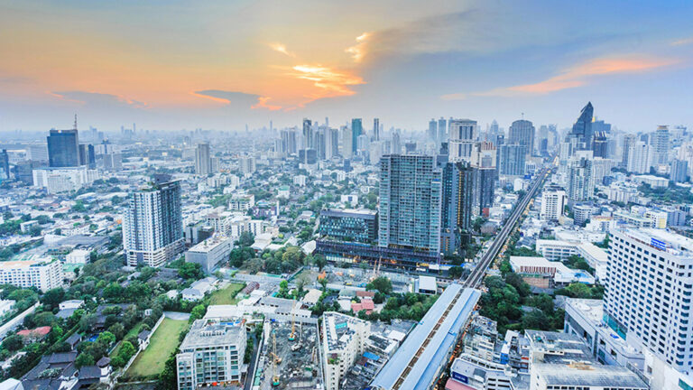 สมาคมธนาคารไทย ชี้ เศรษฐกิจไทย ยังเปราะบาง ติดกับดักซ้ำซ้อน ทั้งภาษีสหรัฐ ปัญหาเชิงโครงสร้าง แนะใช้มาตรการกระตุกประคองและปฏิรูปเชิงโครงสร้าง ใช้ทรัพยากรอย่างตรงจุด 