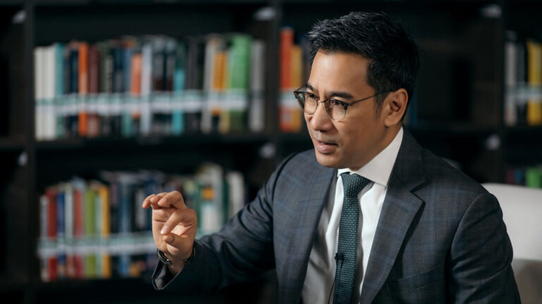 ผู้ว่าการธนาคารแห่งประเทศไทย ชี้ยังเร็วเกินไปที่จะประเมินผลกระทบเศรษฐกิจ จากภาษีสหรัฐ ต้องรอสรุปการเจรจา ยันมีมาตรการการเงินรับมือค่าเงิน