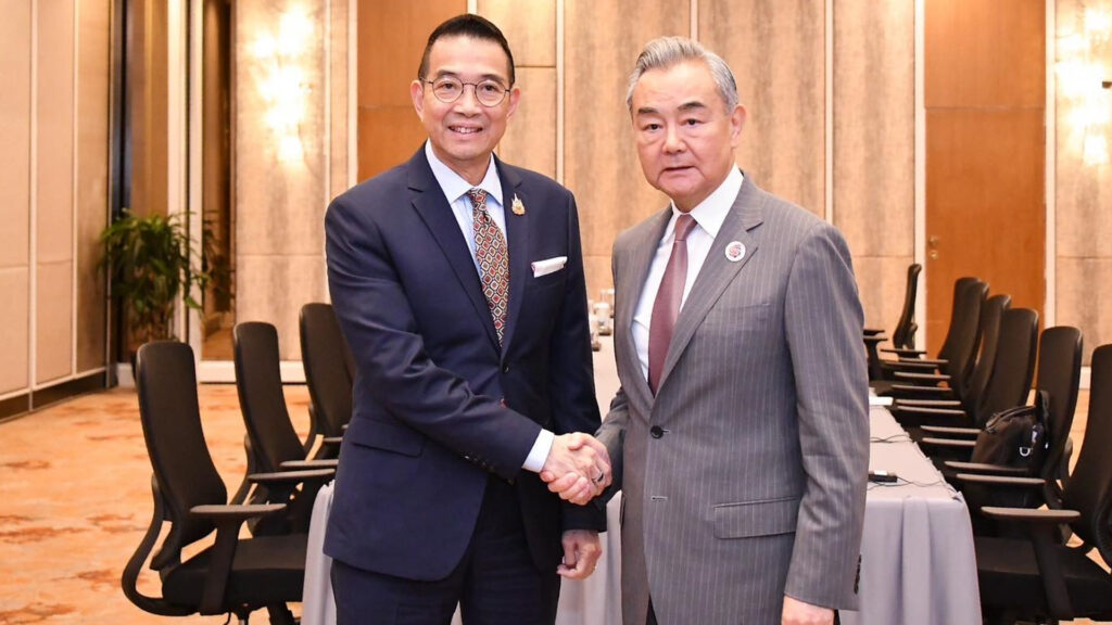รัฐมนตรีต่างประเทศของไทยยันชัด จีนไม่เสนอตัวแก้ปัญหา ไทย กับ กัมพูชา รัฐมนตรีต่างประเทศของ จีน อยากเห็นไปแก้ปัญหากันเองด้วยความสันติ แต่จีนส่งซิกพร้อมเข้ามาเป็นกลางและยุติธรรมทั้งไทย-กัมพูชา
