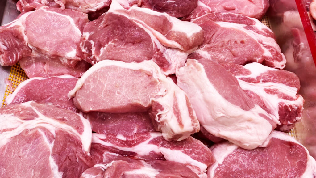 วิจัยกสิกรไทย ห่วงหากไทยเสนอเปิด ตลาดรับเนื้อหมู - เครื่องใน จากสหรัฐ หมูไทยจ่อโดนตีตลาด การแข่งขันสูง เกษตรกรอาจถูกบีบให้เลิกกิจการ คาดมูลค่าตลาดวูบกว่า 1.12 แสนล้านบาท