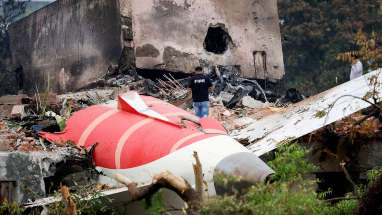 คืบหน้าข้อมูล แอร์อินเดีย ร่วง สื่อรอยเตอร์รายงานเสียงผู้ช่วย นักบิน ถามกัปตัน ทำไมเลื่อนปุ่มสวิตช์ควบคุมตัดจ่ายน้ำมันเชื้อเพลิง อินเดียชี้ผลสอบสวนสาเหตุเป็นทางการต้องใช้เวลาถึงปี